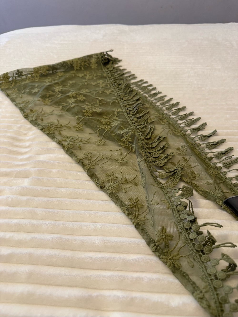 Vince Camuto olive embroidered mesh lace fringe kimono/ruana wrap
